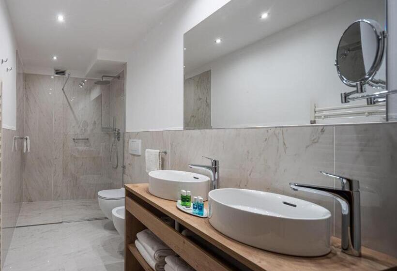 Четырехместный Номер Стандарт с Балконом, Savoy Palace   Tonellihotels