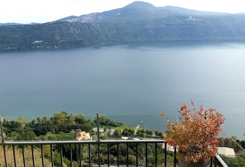 带两个卧室的顶楼公寓, Castel Gandolfo