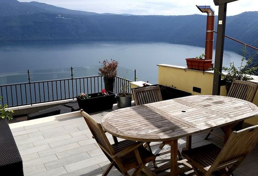 带两个卧室的顶楼公寓, Castel Gandolfo
