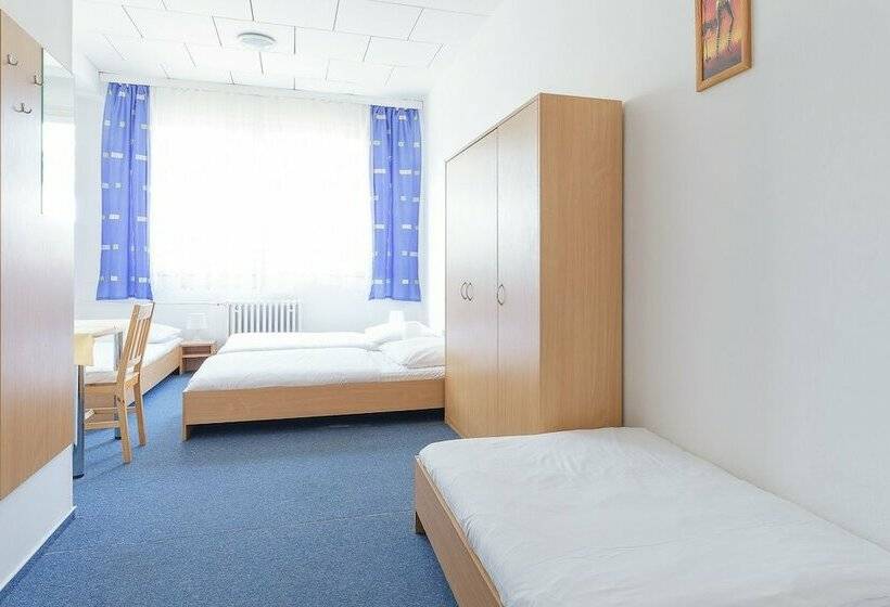 חדר סטנדרטי לארבעה עם חדר אמבטיה משותף, City Hostel Brno