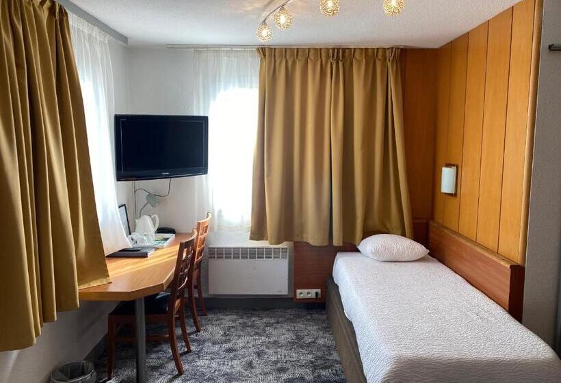 Четырехместный Номер Стандарт, Ostal Pau Universite   Sure Hotel Collection By Best Western