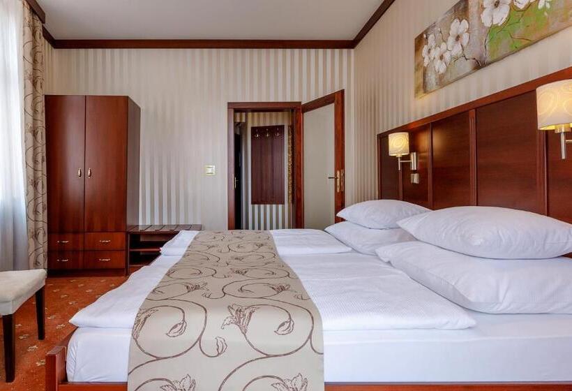 Quarto Deluxe, Alfred