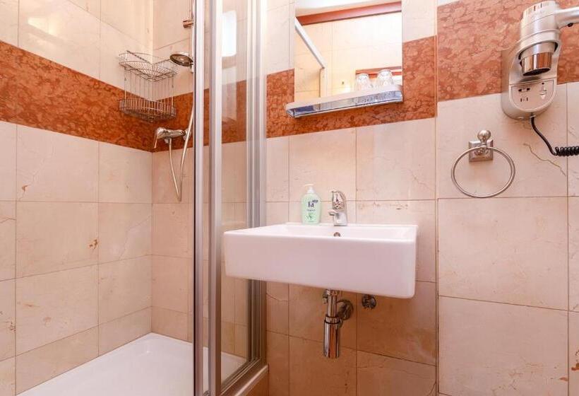 Quarto Deluxe, Alfred