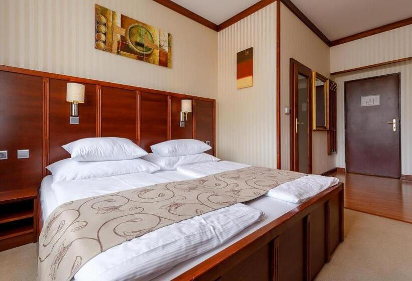 Quarto Deluxe, Alfred