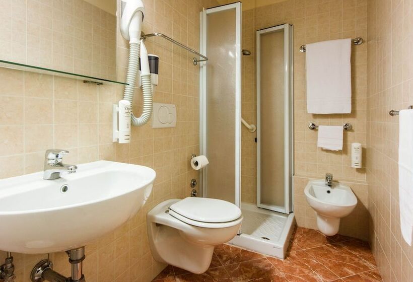Quarto Estandar Individual, Reale