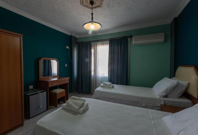 Трехместный Номер Стандарт с Балконом, Rebetika Hotel & Bistro