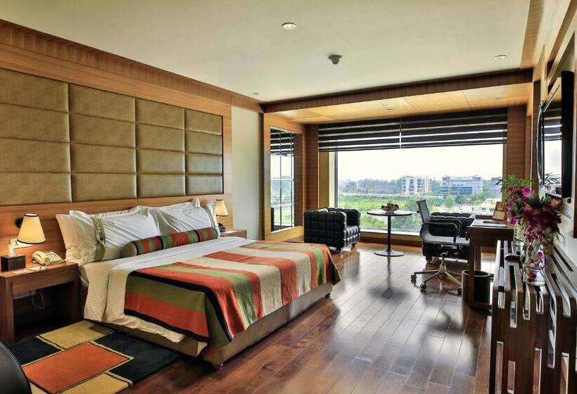 Номер Deluxe, The Lalit Chandigarh
