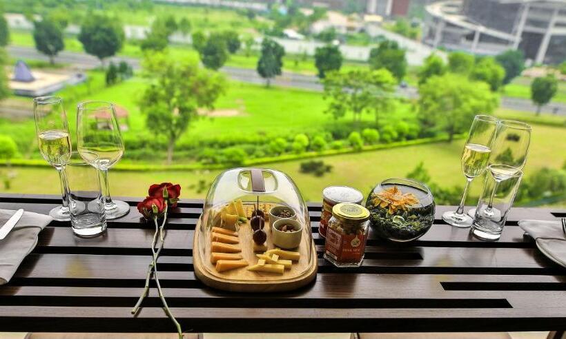Люкс Повышенной Комфортности, The Lalit Chandigarh