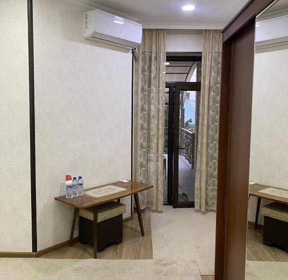 标准三人间, Town House