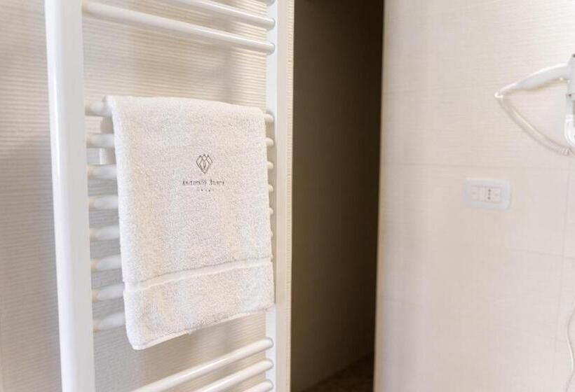 家庭间, Antonio Busco Rooms