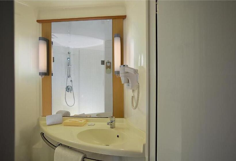 חדר סטנדרט עם מיטת קווין, Ibis Navi Mumbai   An Accor Brand