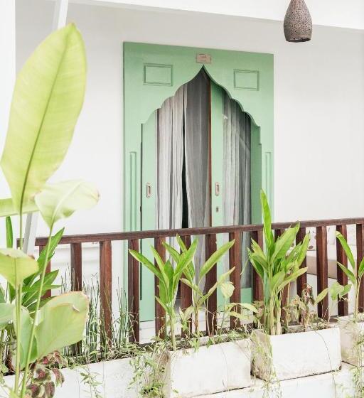 Номер Стандарт, Naia Lombok