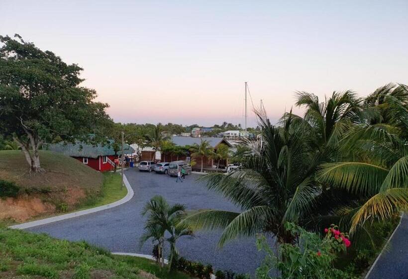 سوییت با چشم‌انداز دریا, And Dive Center Roatan Yacht Club