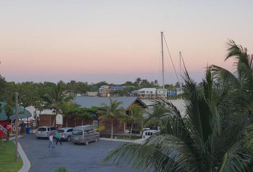 سوئیت با تخت بزرگ, And Dive Center Roatan Yacht Club
