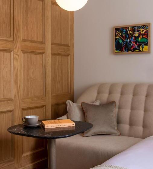 اتاق استاندارد با تخت بزرگ برای معلولان, Virgin Hotels Edinburgh