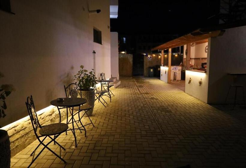 اتاق لوکس با بالکن, Spot Vama Veche
