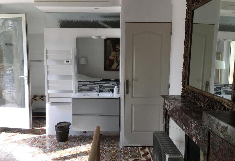 Номер Стандарт, Mas à Cheval Blanc En Provence