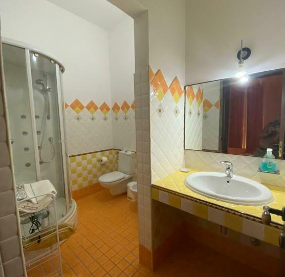اتاق لوکس با بالکن و چشم‌انداز دریا, Gr B&b