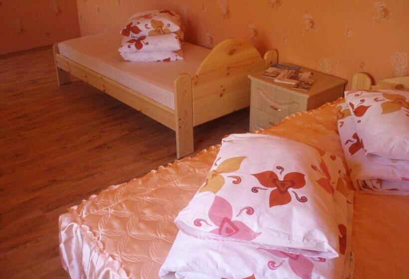 Quarto Familiar Banheiro Compartilhado, Avotaka