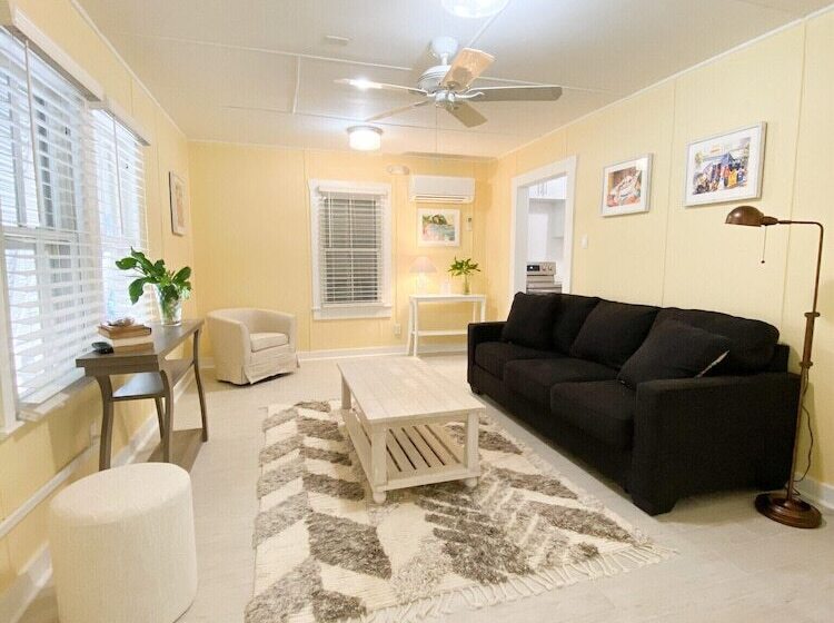בקתה, Authors Key West Guesthouse