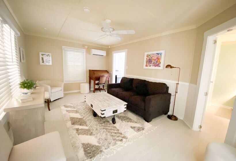 בקתה, Authors Key West Guesthouse