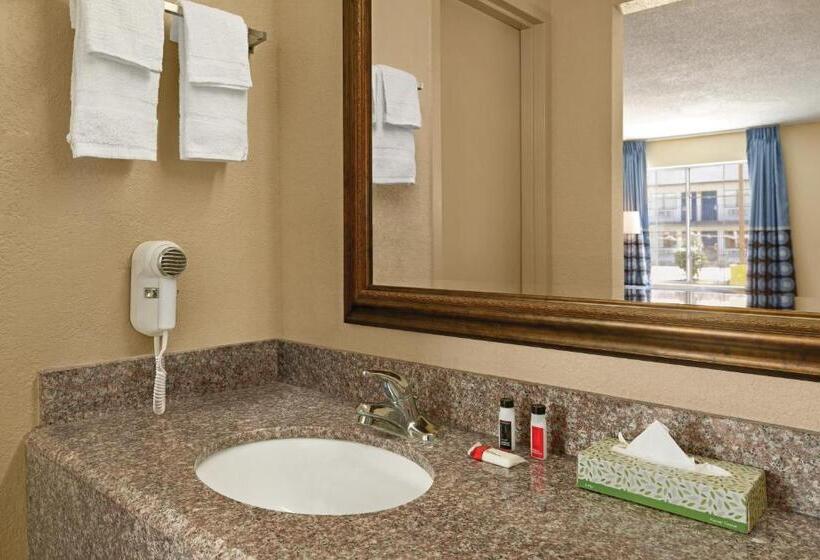Номер Стандарт Кровать Кинг Адаптированный для Инвалидов, Super 8 By Wyndham Gulfport Biloxi Airport