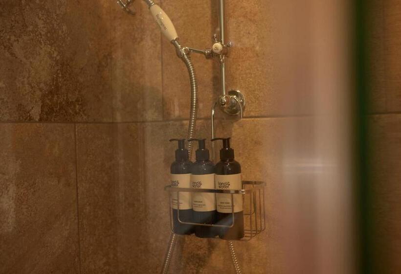 اتاق استاندارد, The Bell & Crown