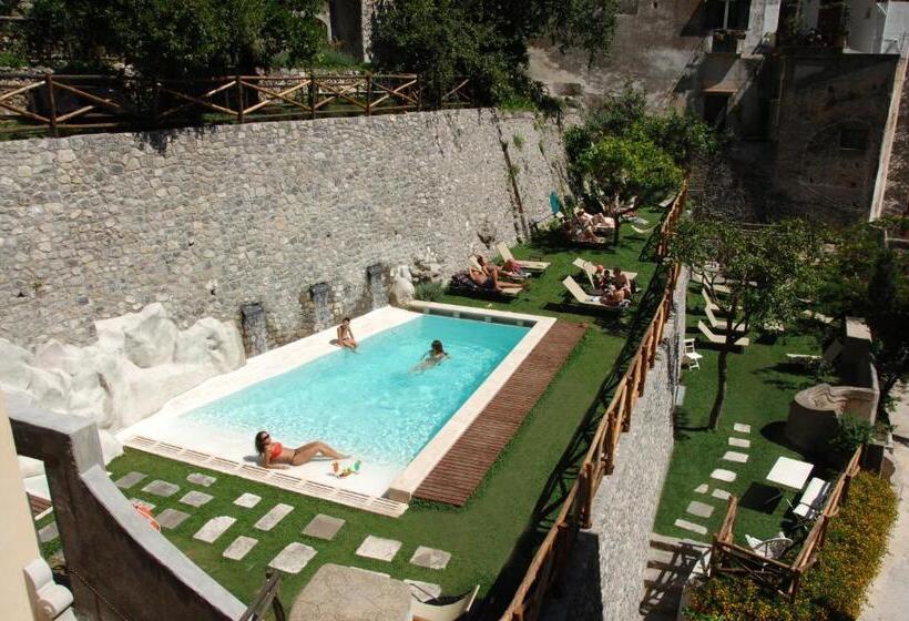 Quarto Deluxe, Amalfi Resort