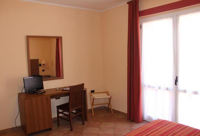 Трехместный Номер Стандарт Вид на Бассейн, Corte Dei Tusci Village Palace