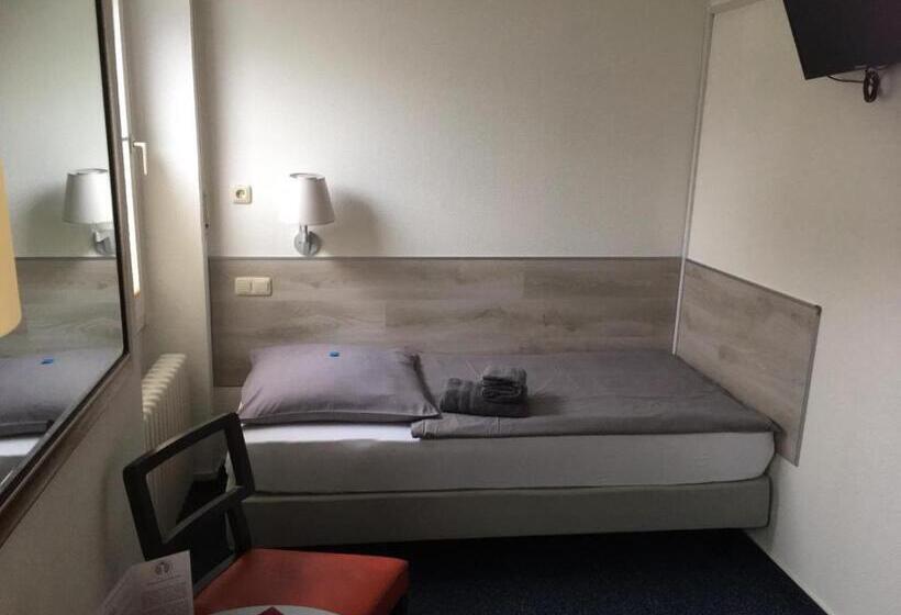 Quarto Estandar Individual, Nell Breuning