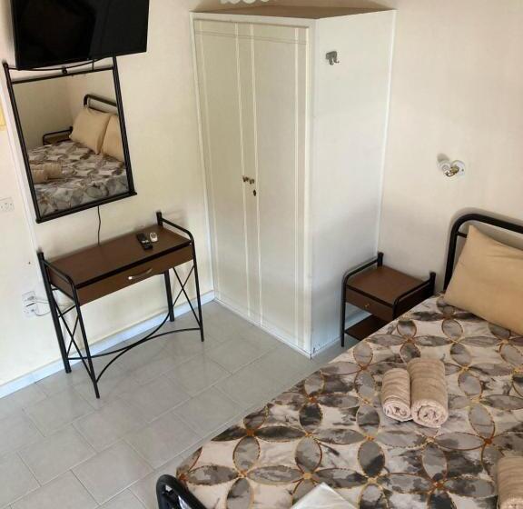 إستوديو قياسى, Polyxenis Rooms