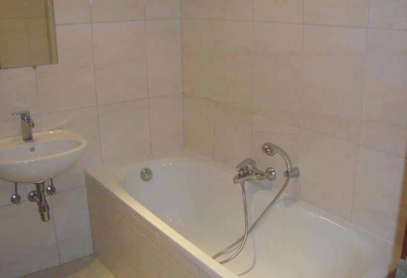 اتاق استاندارد سه نفره, Windsor