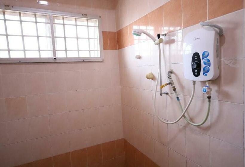 Номер Стандарт Трехместный, Oyo Homes 90575 Ck Bahau Homestay