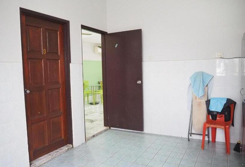 Апартаменты 4 Спальни, Oyo Homes 90575 Ck Bahau Homestay