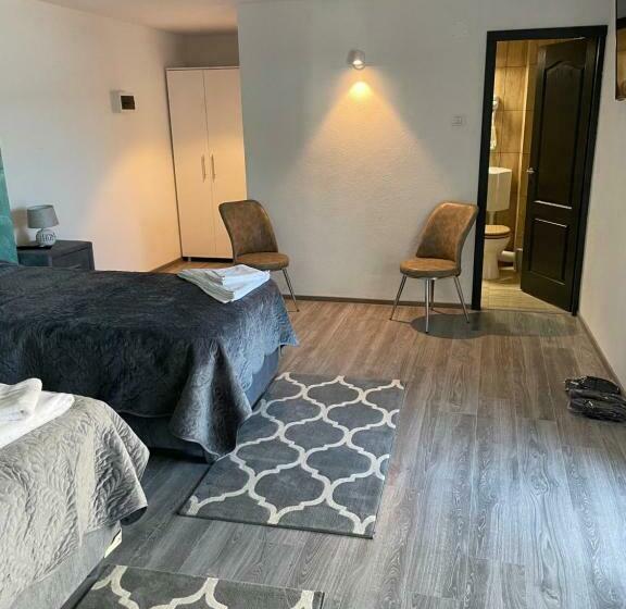 اتاق استاندارد سه نفره, Casa Paraschiva