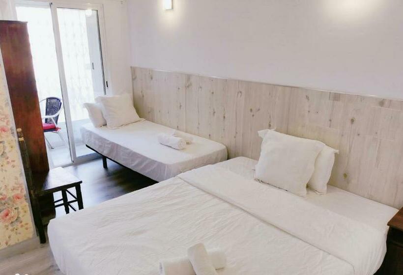 اتاق استاندارد سه نفره, Barcelona Coronahostal