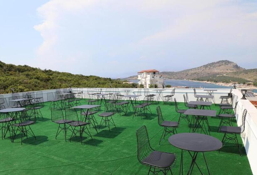 اتاق خانوادگی, Golden Hill Ksamil
