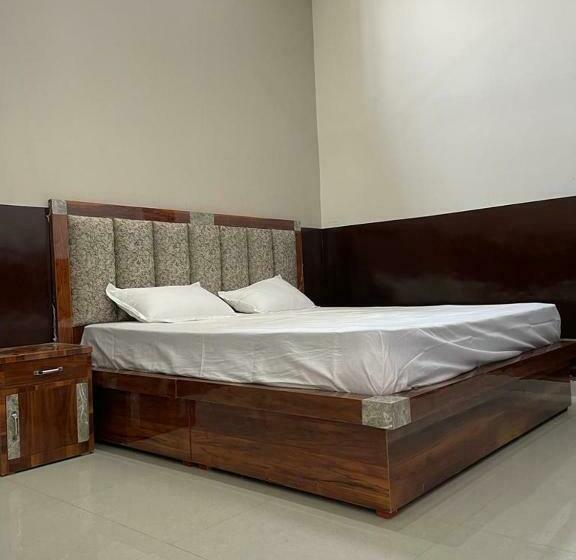 Трехместный Номер Классика, Oyo 90574  Raj Palace