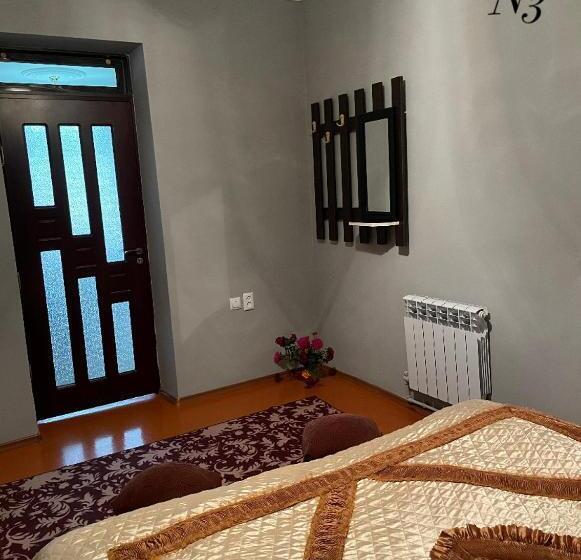 اتاق استاندارد سه نفره, Artina Guest House