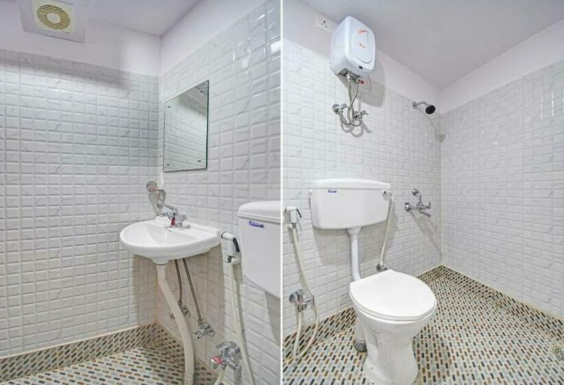 Номер Стандарт, Goroomgo Vhyom Sky Palace Near Sakherbazar Metro Station Kolkata