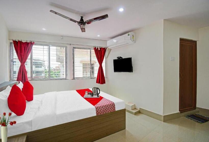 Номер Deluxe, Goroomgo Vhyom Sky Palace Near Sakherbazar Metro Station Kolkata