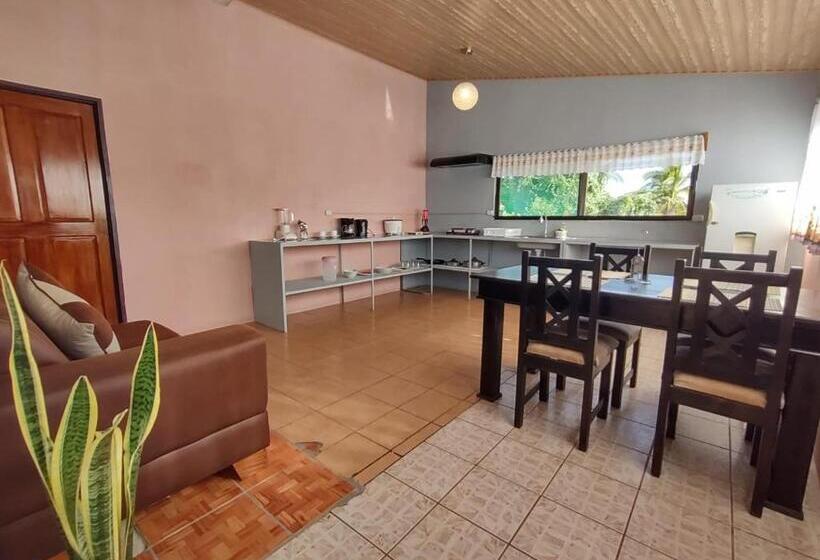 Апартаменты 1 Спальня, The Corner Airbnb