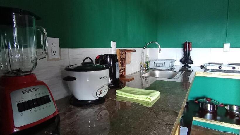 Апартаменты 1 Спальня, The Corner Airbnb