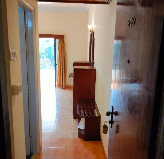 Quarto Deluxe Vista Piscina, The Dhanhills   A Valley View Hotel In Panchgani