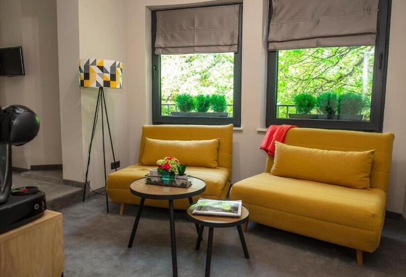 סוויטת ג'וניור עם טרסה, Reverence Boutique