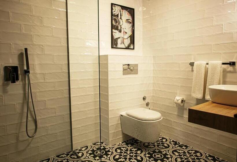 חדר דופלקס, Reverence Boutique