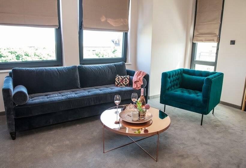 דירת חדר, Reverence Boutique