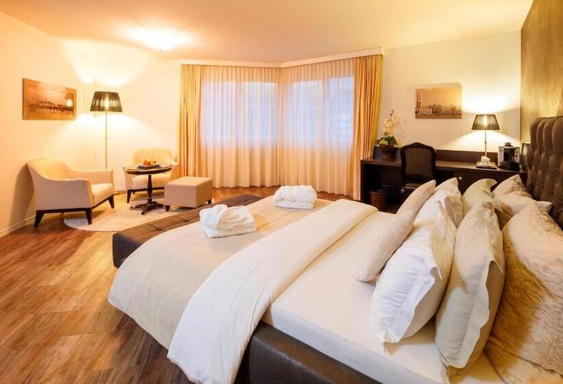 سوییت جونیور لوکس, Business Hotel First