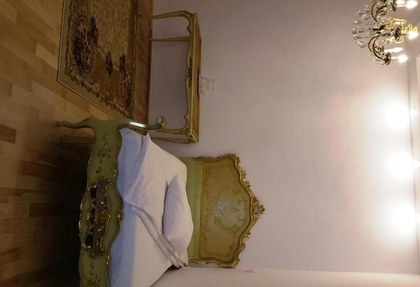 سوییت لوکس, Coroana Moldovei
