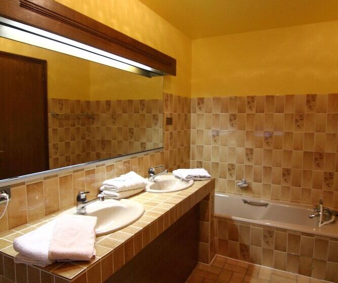 标准三人间, Hôtel Restaurant Et Spa Au Tilleul